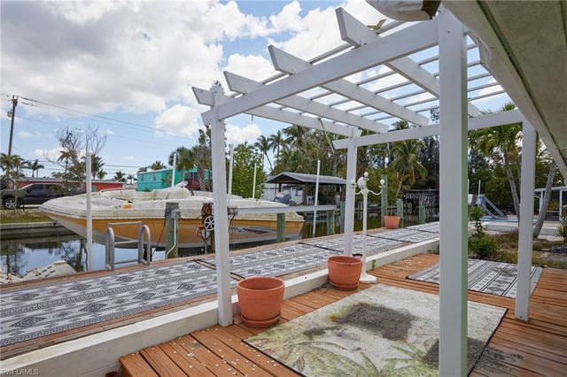 2647 Pine ST, Matlacha, FL 33993
