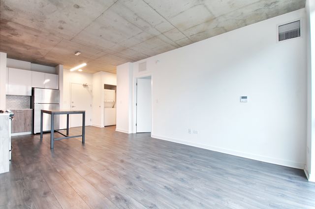 1714 W Roscoe Street 402, Chicago, IL 60657