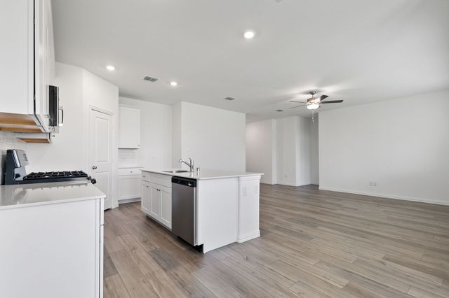 952 Dustwood Drive, Fort Worth, TX 76052