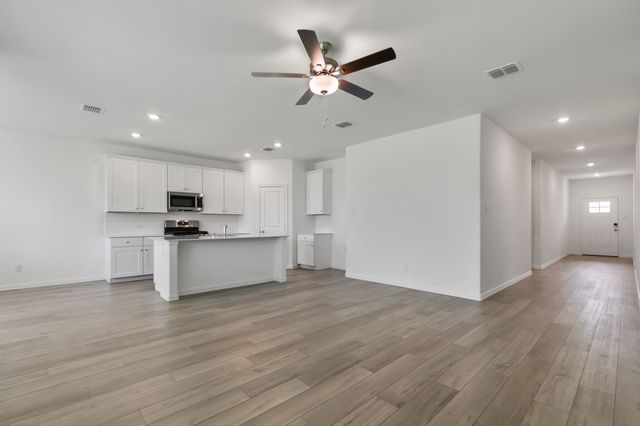 952 Dustwood Drive, Fort Worth, TX 76052