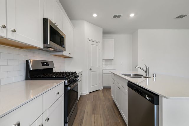 952 Dustwood Drive, Fort Worth, TX 76052