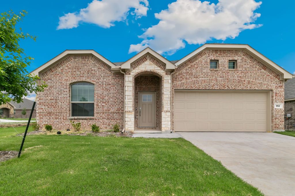 952 Dustwood Drive, Fort Worth, TX 76052