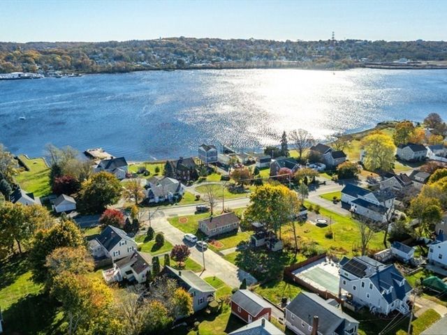 30 Gray St, Somerset, MA 02726