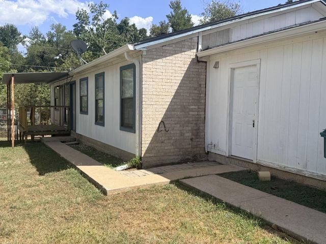 817 Lloyd LN A, Elgin, TX 78621