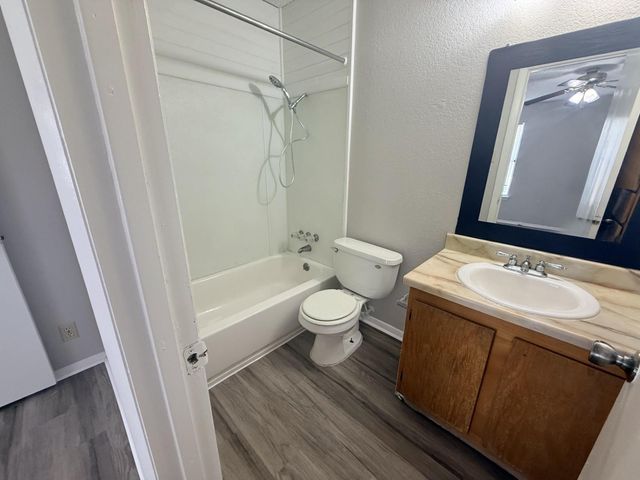 817 Lloyd LN A, Elgin, TX 78621