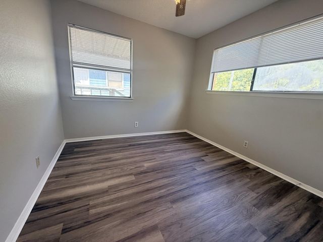 817 Lloyd LN A, Elgin, TX 78621