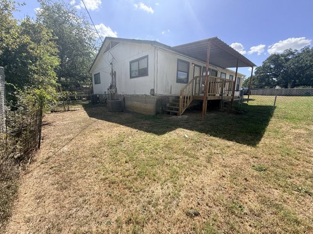 817 Lloyd LN A, Elgin, TX 78621
