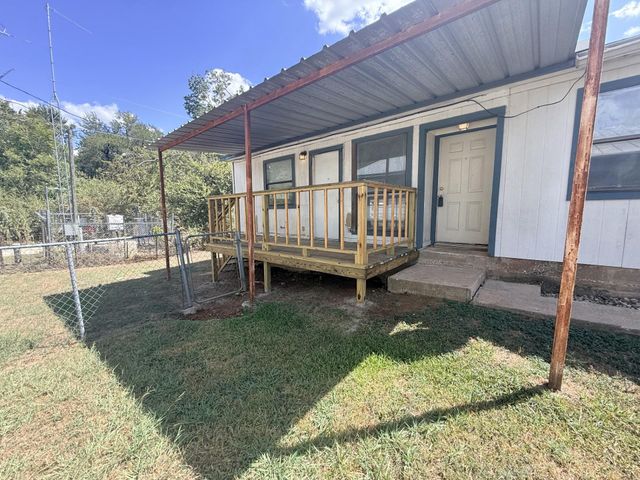 817 Lloyd LN A, Elgin, TX 78621