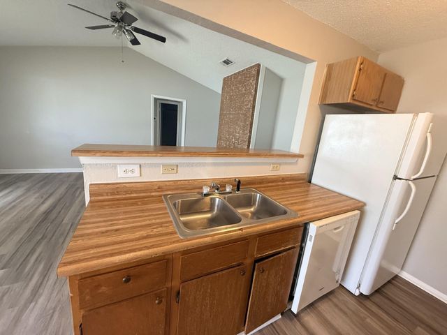 817 Lloyd LN A, Elgin, TX 78621