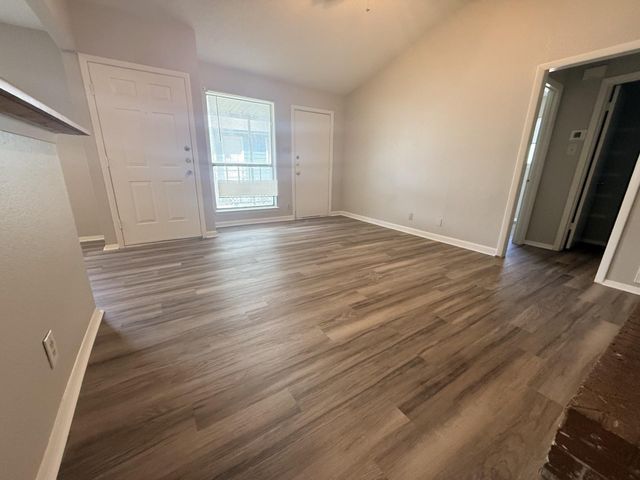 817 Lloyd LN A, Elgin, TX 78621
