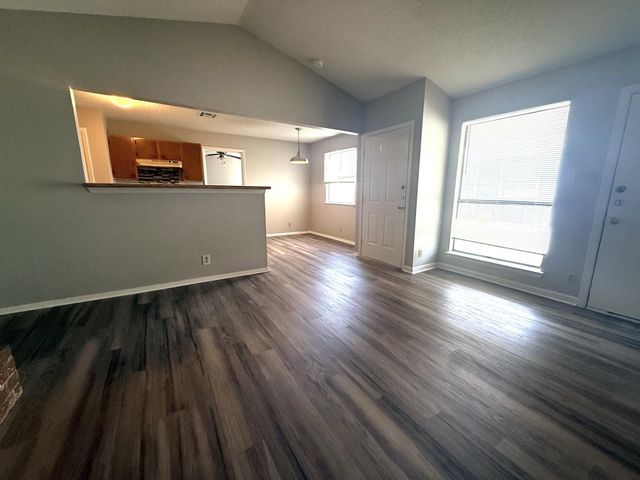 817 Lloyd LN A, Elgin, TX 78621