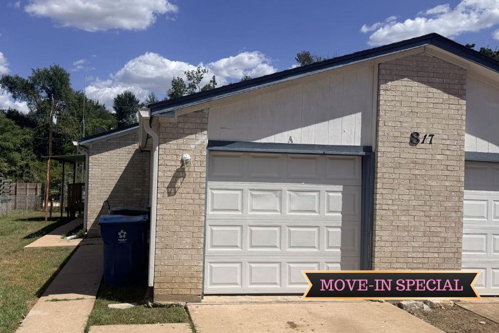 817 Lloyd LN A, Elgin, TX 78621