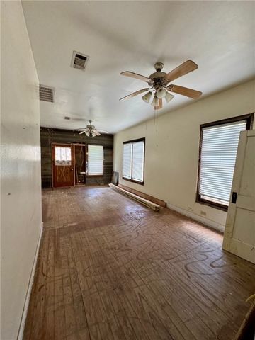 2110 East Hanna Street, Calvert, TX 77837