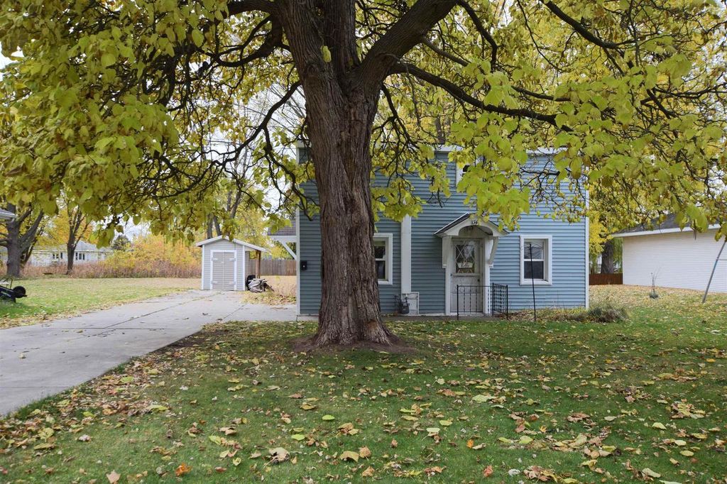 1746 LOST LANE, Green Bay, WI 54302