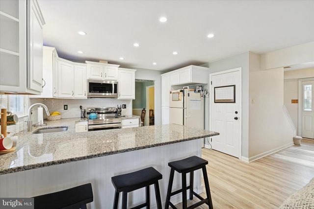 212 HAMPTON CIR, Gilbertsville, PA 19525