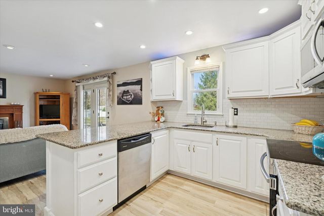 212 HAMPTON CIR, Gilbertsville, PA 19525