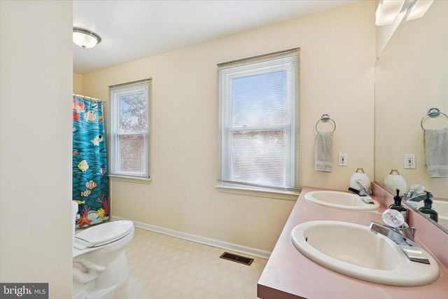 212 HAMPTON CIR, Gilbertsville, PA 19525