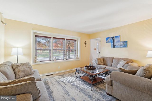 212 HAMPTON CIR, Gilbertsville, PA 19525