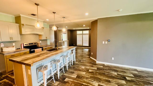 153 MAY RD, Pleasanton, TX 78064