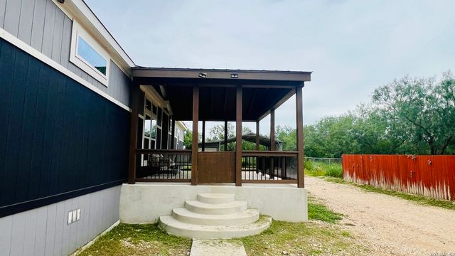 153 MAY RD, Pleasanton, TX 78064