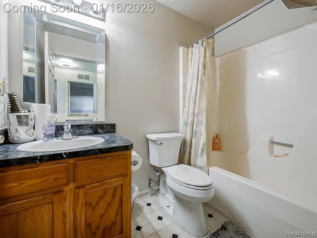 23461 Williamsburg Circle, Woodhaven, MI 48183