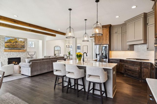 1886 Della Drive, Chanhassen, MN 55317