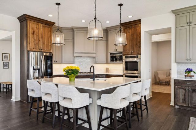 1886 Della Drive, Chanhassen, MN 55317