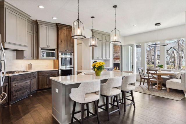 1886 Della Drive, Chanhassen, MN 55317