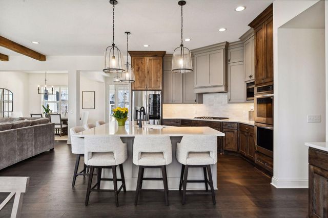 1886 Della Drive, Chanhassen, MN 55317