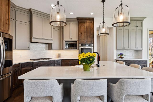 1886 Della Drive, Chanhassen, MN 55317