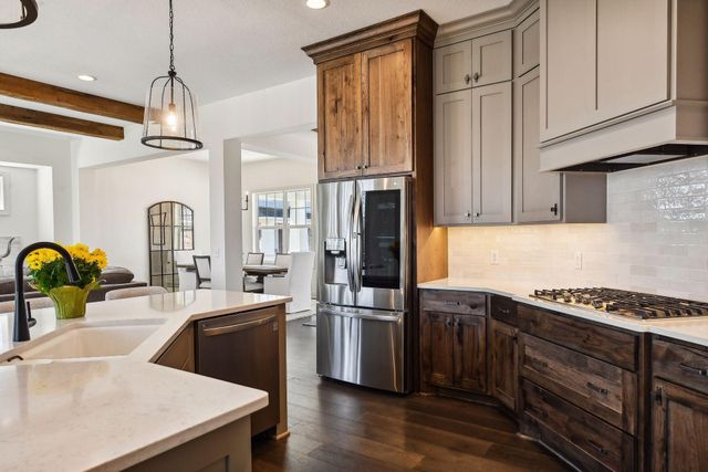 1886 Della Drive, Chanhassen, MN 55317