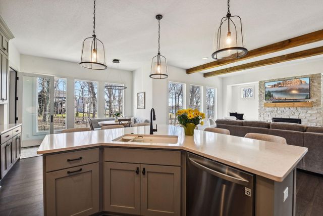 1886 Della Drive, Chanhassen, MN 55317