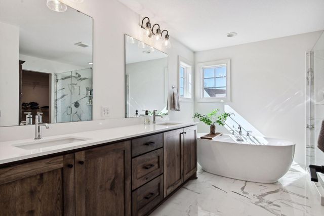 1886 Della Drive, Chanhassen, MN 55317