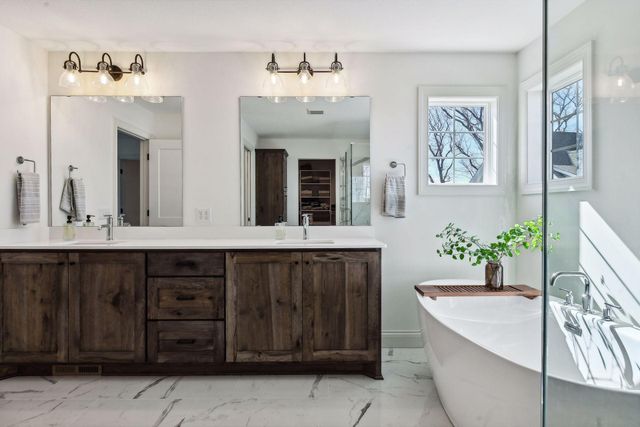 1886 Della Drive, Chanhassen, MN 55317