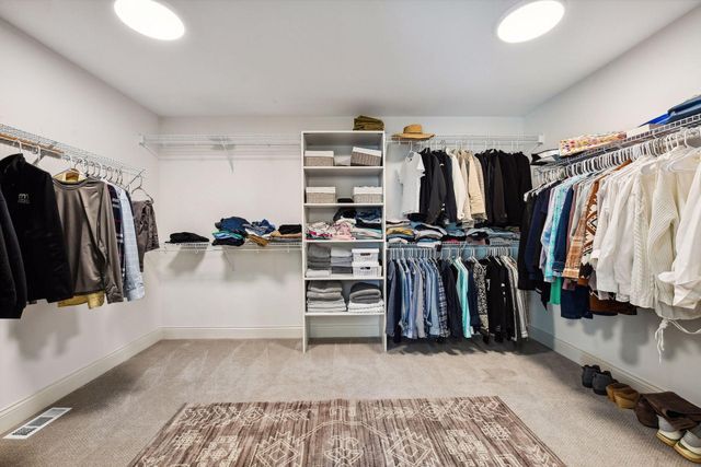 1886 Della Drive, Chanhassen, MN 55317