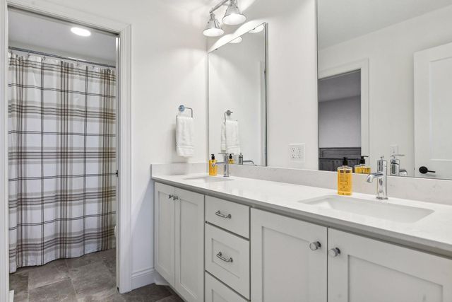 1886 Della Drive, Chanhassen, MN 55317