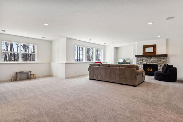 1886 Della Drive, Chanhassen, MN 55317