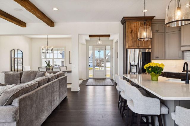 1886 Della Drive, Chanhassen, MN 55317