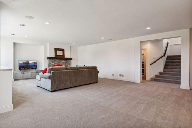 1886 Della Drive, Chanhassen, MN 55317