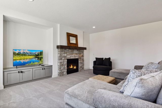 1886 Della Drive, Chanhassen, MN 55317