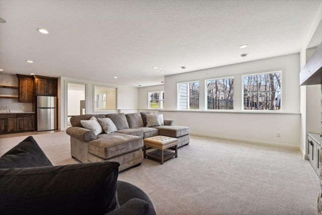 1886 Della Drive, Chanhassen, MN 55317