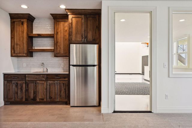 1886 Della Drive, Chanhassen, MN 55317