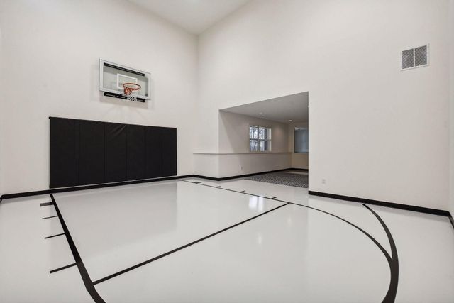 1886 Della Drive, Chanhassen, MN 55317