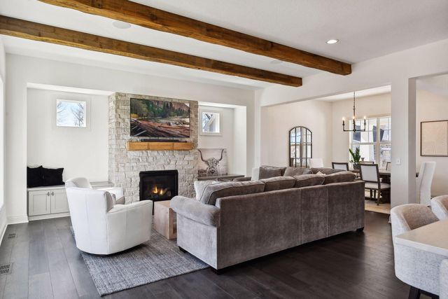 1886 Della Drive, Chanhassen, MN 55317