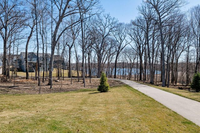 1886 Della Drive, Chanhassen, MN 55317