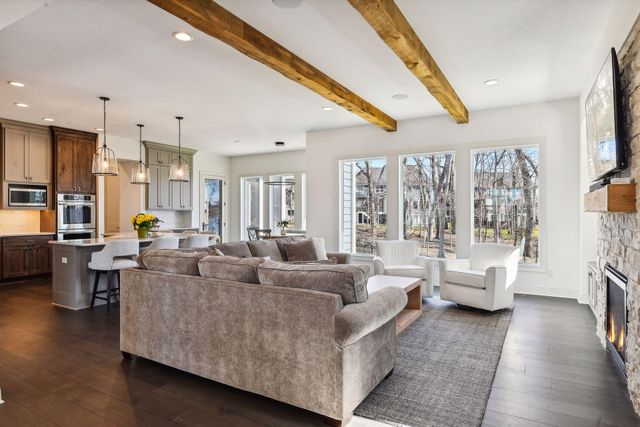 1886 Della Drive, Chanhassen, MN 55317