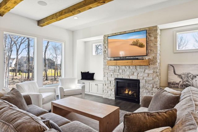 1886 Della Drive, Chanhassen, MN 55317