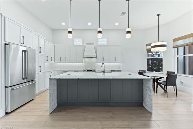 7884 Valencia CT, Naples, FL 34113