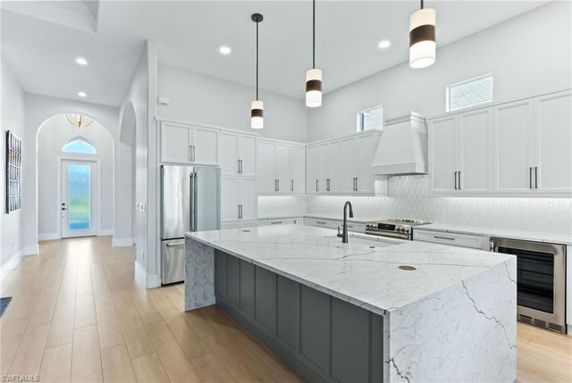 7884 Valencia CT, Naples, FL 34113