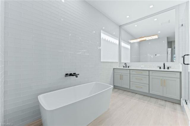 7884 Valencia CT, Naples, FL 34113